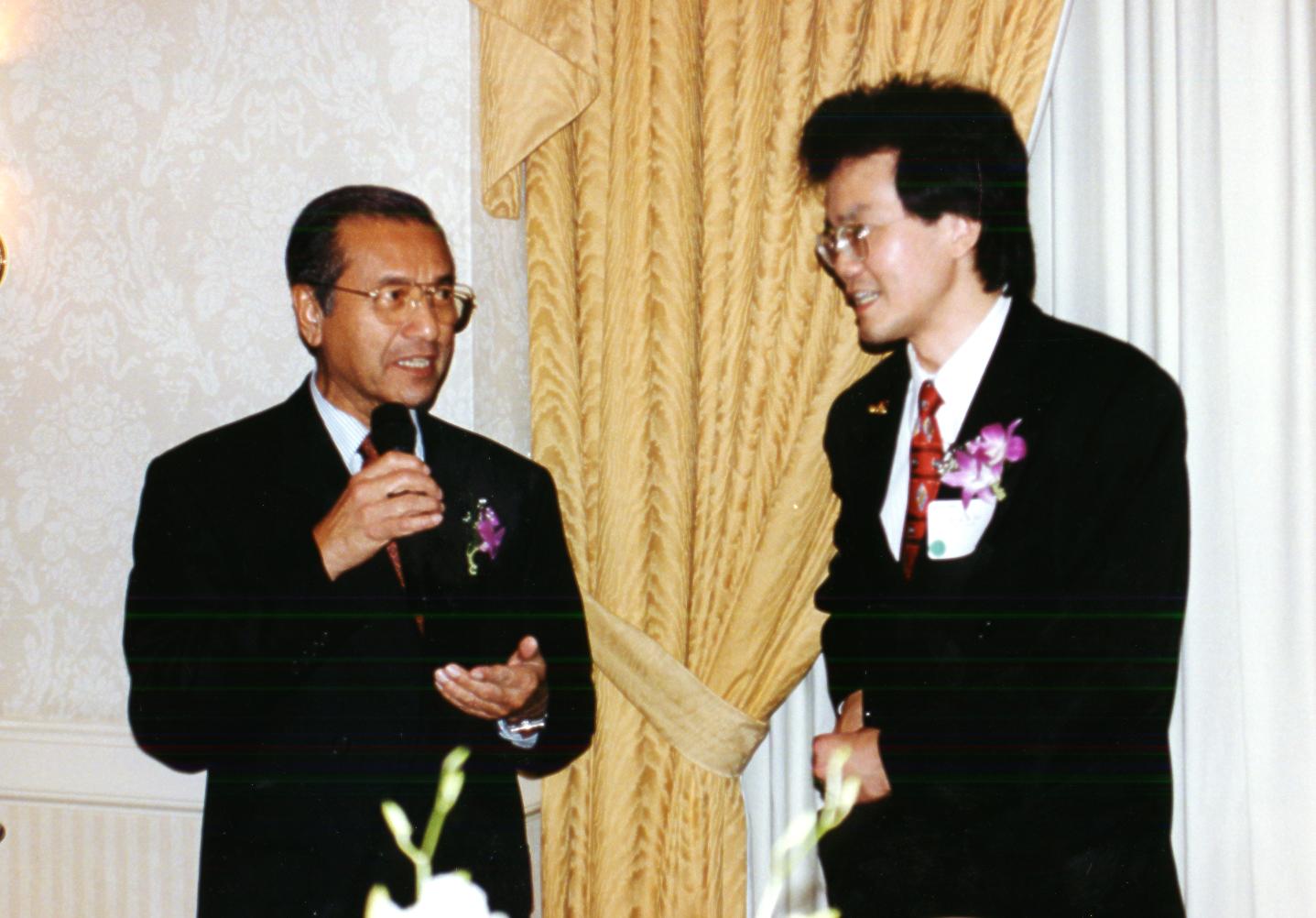 Kim and PM.jpg (132207 bytes)